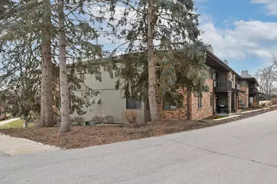 384  Park Hill Dr #E, Pewaukee, WI 53072 - Photo 2