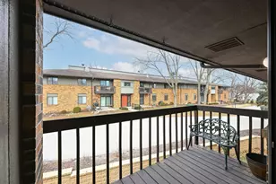 384 Park Hill Dr, Pewaukee, WI 53072 - Photo 6