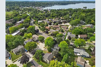 207  Parkview Ct, Pewaukee, WI 53072 - Photo 8