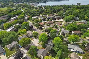 207 Parkview Ct, Pewaukee, WI 53072 - Photo 8