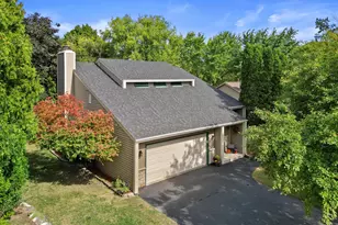207 Parkview Ct, Pewaukee, WI 53072 - Photo 4
