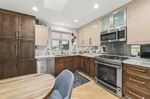 10004 N Holmes Ct, Mequon, WI 53092 - Photo 6