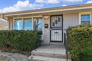 6045 W Lincoln Creek Dr, Milwaukee, WI 53218 - Photo 4