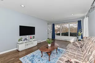 6045 W Lincoln Creek Dr, Milwaukee, WI 53218 - Photo 10