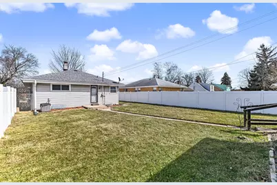 6045 W Lincoln Creek Dr, Milwaukee, WI 53218 - Photo 26