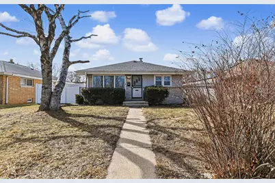 6045 W Lincoln Creek Dr, Milwaukee, WI 53218 - Photo 2