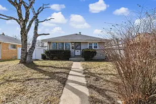 6045 W Lincoln Creek Dr, Milwaukee, WI 53218 - Photo 2