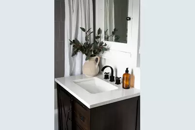 6723 W Wells St, Wauwatosa, WI 53213 - Photo 18