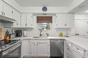 655 E Petunia Ln, Beloit, WI 53511 - Photo 10