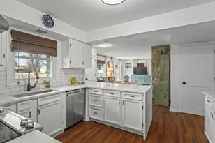 655 E Petunia Ln, Beloit, WI 53511 - Photo 8