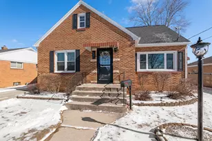 631 S 32nd St, Manitowoc, WI 54220 - Photo 2