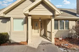 W240N2192 Dorchester Dr, Pewaukee, WI 53072 - Photo 2