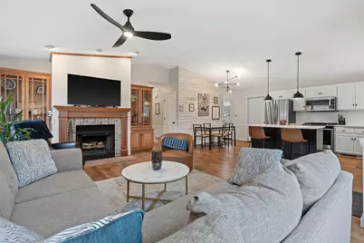 8109 S Forest Meadows Dr, Franklin, WI 53132 - Photo 2