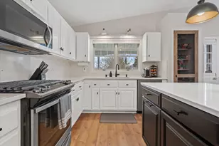 8109 S Forest Meadows Dr, Franklin, WI 53132 - Photo 8