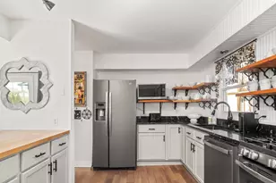 5335 S Sutton Pl, Greenfield, WI 53221 - Photo 4