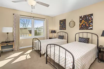 5335 S Sutton Pl, Greenfield, WI 53221 - Photo 10