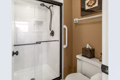 5335 S Sutton Pl, Greenfield, WI 53221 - Photo 12