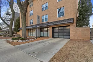 2121 N Cambridge Ave, Milwaukee, WI 53202 - Photo 14