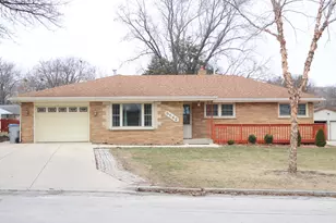 5542 W Jerelyn Pl, Milwaukee, WI 53219 - Photo 2