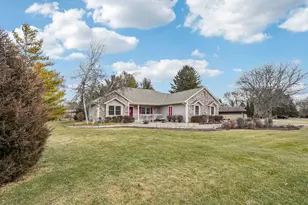 N32W22121 Hill N Dale Cir, Pewaukee, WI 53072 - Photo 2
