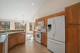 6331 Kingsview Dr, Racine, WI 53406 - Photo 10