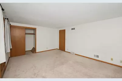 5075 W Colonial Ct, Greenfield, WI 53220 - Photo 20