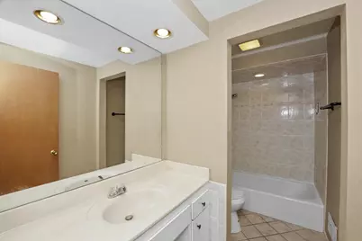 5075 W Colonial Ct, Greenfield, WI 53220 - Photo 10