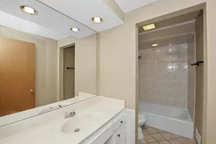 5075 W Colonial Ct, Greenfield, WI 53220 - Photo 10