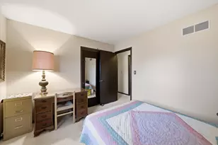 W166N10436 Surrey Dr, Germantown, WI 53022 - Photo 18