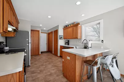 355  Sunny Hill Dr, Elkhorn, WI 53121 - Photo 6