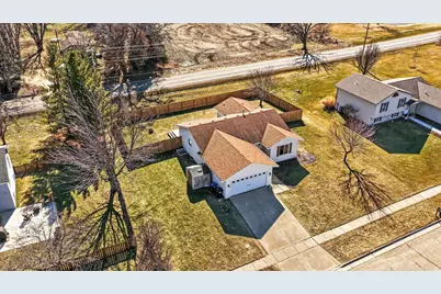 355  Sunny Hill Dr, Elkhorn, WI 53121 - Photo 8