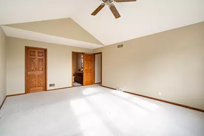 8850 W Lake Pointe Cir, Franklin, WI 53132 - Photo 24