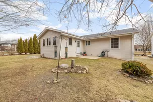 1514 Walsh Acres Dr, West Bend, WI 53095 - Photo 4