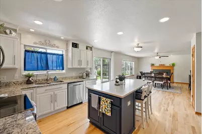 W273N2420  Arlington Ct, Pewaukee, WI 53072 - Photo 6