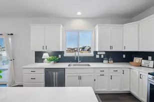 W139N6328 Bridal Wreath Ln, Menomonee Falls, WI 53051 - Photo 8