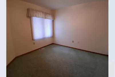 350  Hartford Sq, Hartford, WI 53027 - Photo 12