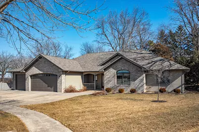 432  Stonewall Ct, Burlington, WI 53105 - Photo 2