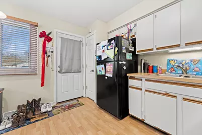 809  Ridgeway Dr, Pewaukee, WI 53072 - Photo 4