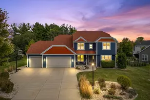 W273N2420 Arlington Ct, Pewaukee, WI 53072 - Photo 2