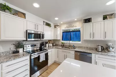 W273N2420  Arlington Ct, Pewaukee, WI 53072 - Photo 10