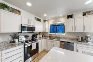 W273N2420 Arlington Ct, Pewaukee, WI 53072 - Photo 10