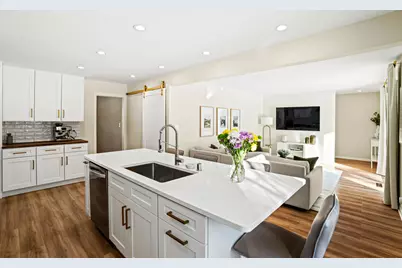 9062 N Lake Dr, Bayside, WI 53217 - Photo 4