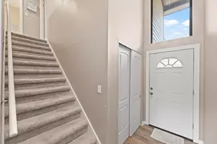 987 Lake Country Ct, Oconomowoc, WI 53066 - Photo 4