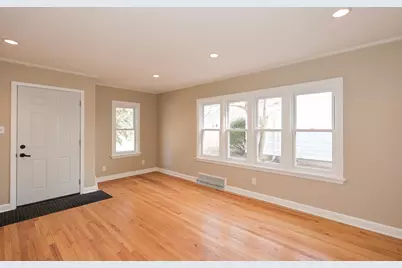 10907  Glenway Ct, Wauwatosa, WI 53222 - Photo 8