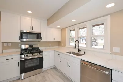 10907  Glenway Ct, Wauwatosa, WI 53222 - Photo 2