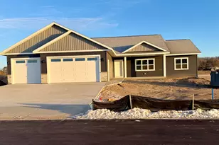 1371 Annapolis Dr, Holmen, WI 54636 - Photo 2