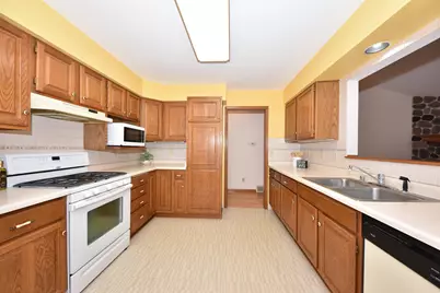 W52N139  Pioneer Ct, Cedarburg, WI 53012 - Photo 10