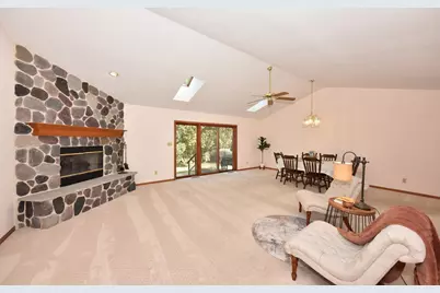 W52N139  Pioneer Ct, Cedarburg, WI 53012 - Photo 4