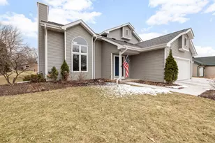 233 Sunny Hill Ln, Oconomowoc, WI 53066 - Photo 2