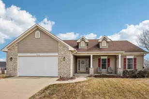320 S Boulder Ridge Dr, Lake Geneva, WI 53147 - Photo 2